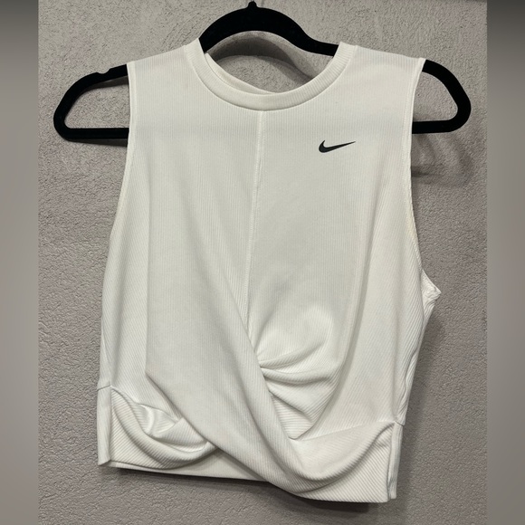Nike Tops - Nike cropped workout top